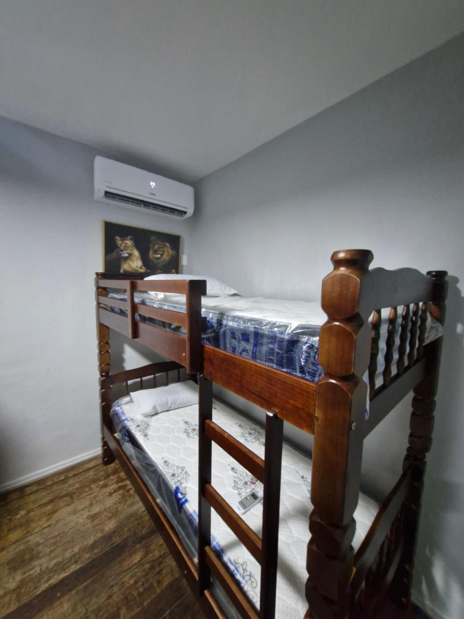 Litera en habitación compartida masculina